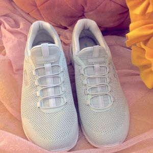 Sketchers 7.5 slip on sneakers